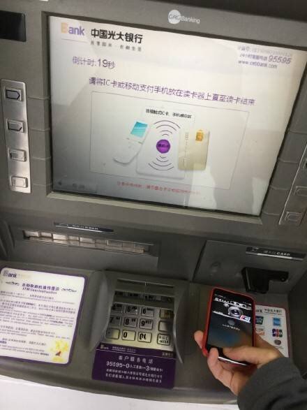 OApple PayA߀дУͨ^ATMֱȡ